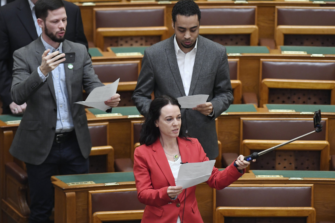 Szabó Tímea, a Párbeszéd társelnöke, frakcióvezetője (elöl) frakciótársaival, Tordai Bencével (b) és Kocsis-Cake Olivióval esküt olvas fel az Országgyűlés rendkívüli ülésén 2019. január 3-án. Az ülést az ellenzéki pártok, a Jobbik, az MSZP, a DK, az LMP és a Párbeszéd, valamint független képviselők is kezdeményezték, amelynek napirendjén - az interpellációs blokk mellett - egyetlen határozati javaslat szerepel. Arató Gergely, a DK képviselője ebben annak megállapítását kéri az Országgyűléstől, hogy tavaly december 12-én szabálytalanul zajlott a szavazás az ülésteremben, továbbá december 16-17-én jogtalanul léptek fel az ellenzéki képviselőkkel szemben a köztelevízió székházánál tartott tüntetéseken. A kormánypártok távolmaradása miatt határozatképtelen volt a rendkívüli ülés.
MTI/Koszticsák Szilárd