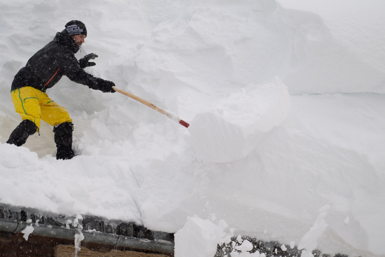 Filzmoos, 2019. január 8.
Háztetőről lapátol le havat egy férfi az ausztriai Filzmoosban 2019. január 8-án. Ausztria több tartományában nagy a lavinaveszély az utóbbi napokban lehullott, jelentős mennyiségű hó miatt.
MTI/EPA/Christian Bruna