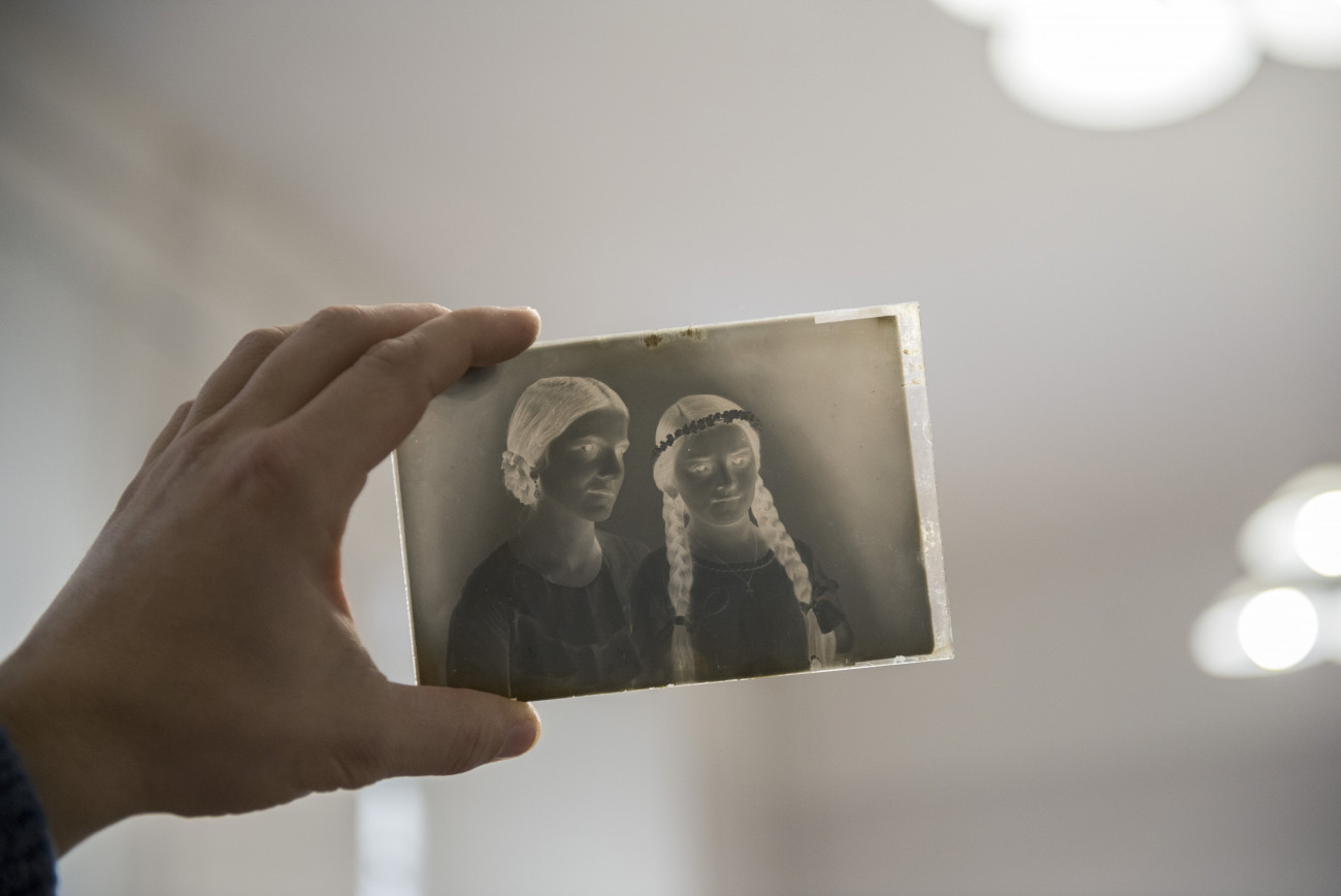 Pécs, 2019. január 10.
Tímár Krisztián, a Gerillart Egyesület vezetője, a fotók tulajdonosa két lányt ábrázoló üvegnegatívot mutat a Pécsről előkerült ritka régi fotókról tartott sajtótájékoztatón a pécsi városházán 2019. január 10-én. Az 1920-as és 1940-es évek közötti időszakból származó, az akkori pécsi életet bemutató mintegy 5-7000 fotográfiai üvegnegatív került elő egy pécsi belvárosi ház padlásáról. A felvételeket - restaurálás után - egy honlapon mutatják be.
MTI/Sóki Tamás