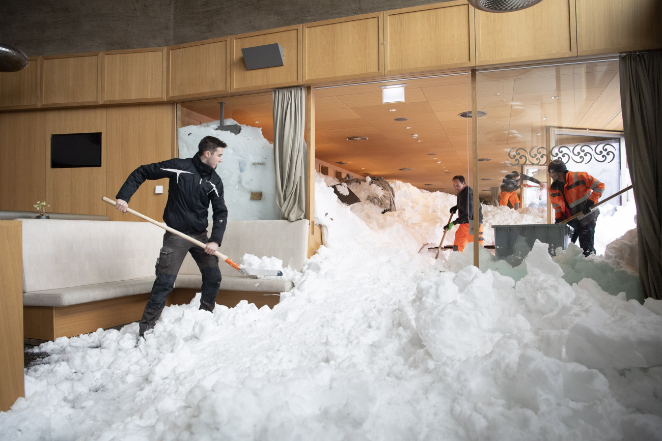 Hundwil, 2019. január 11.
Havat takarítanak a svájci Hundwilhez tartozó Schwägalpban működő Säntis Szállodában 2019. január 11-én, miután az előző nap lavina zúdult a hotelre. Három ember könnyebben megsérült.
MTI/EPA/KEYSTONE/Gian Ehrenzeller