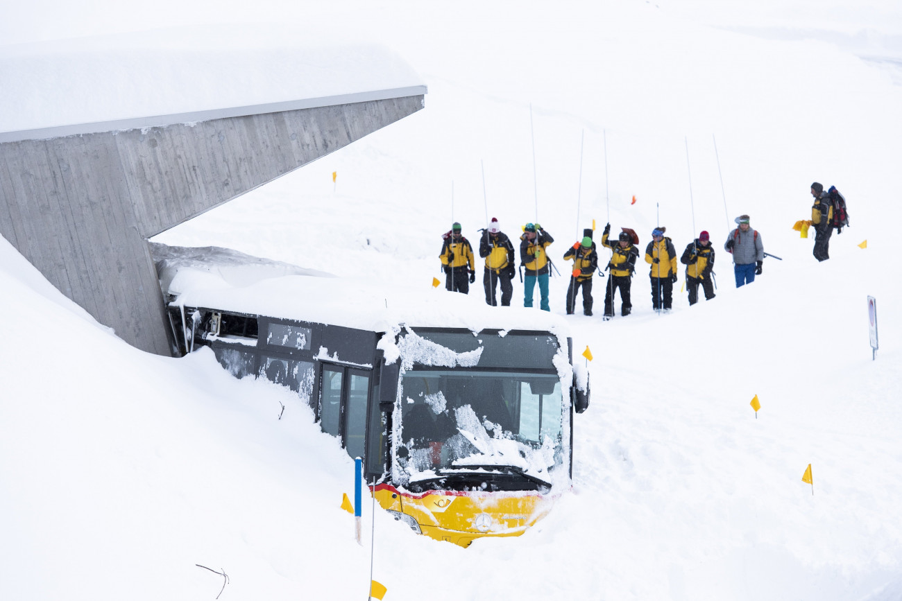 Hundwil, 2019. január 11.
Mentők áldozatokat keresnek a hó alatt a svájci Hundwilhez tartozó Schwägalpban működő Säntis Szállodánál 2019. január 11-én, miután az előző nap lavina zúdult a hotelre. Három ember könnyebben megsérült.
MTI/EPA/KEYSTONE/Gian Ehrenzeller