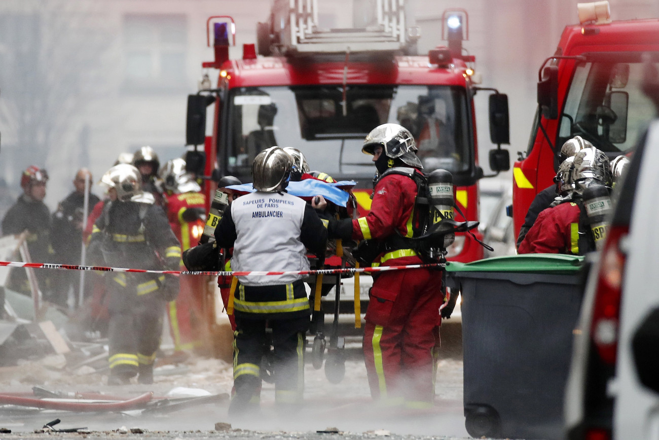 Párizs, 2019. január 12.
Mentők és tűzoltók a helyszínen, miután feltehetőleg gázszivárgás okozta robbanás történt egy párizsi pékségben 2019. január 12-én. Többen megsérültek, a légnyomás autókat borított fel és ablakokat tört be.
MTI/EPA/IAN LANGSDON