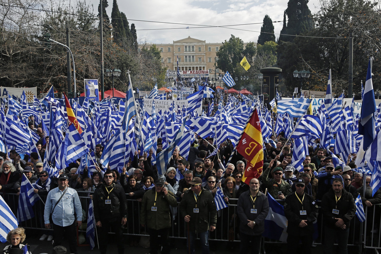 Athén, 2019. január 20.
Macedónia névváltoztatásának tervezett görög parlamenti ratifikációja ellen tüntetnek Athénban 2019. január 20-án. Görögország és Macedónia 2018. június 17-én egyezményt írt alá a két ország között kialakult névvita lezárásáról, amely értelmében a volt jugoszláv tagállamot Észak-Macedóniának (Észak-Macedóniai Köztársaságnak) fogják nevezni. A görögök területi követelésektől tartva ellenzik Macedónia nevének elismerését, mivel Görögország jelentős macedón kisebbségű északi tartományát Makedóniának hívják.
MTI/EPA/ANA-MPA/Oresztisz Panajotu