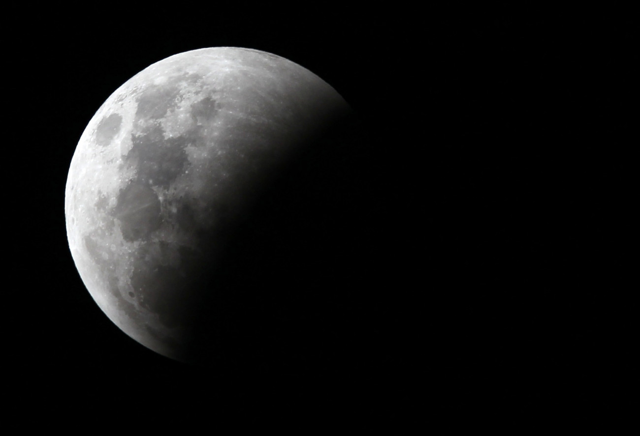 Cali, 2019. január 21.
A Hold a kolumbiai Caliból nézve 2019. január 20-án, amikor teljes holdfogyatkozás következik be.
MTI/EPA/EFE/Ernesto Guzman Jr.
