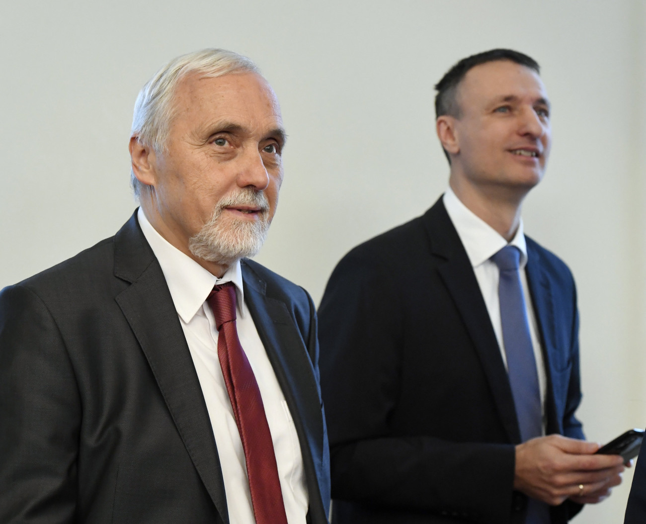 Nemesdy Ervin, a Budapesti Közlekedési Központ (BKK) új vezérigazgatója (b) és Dabóczi Kálmán, az előző vezérigazgató a Fővárosi Közgyűlés ülésén a Városházán 2019. január 23-án. A közgyűlés ezen a napon megszavazta, hogy Nemesdy Ervin váltja Dabóczi Kálmánt a BKK élén.
MTI/Koszticsák Szilárd