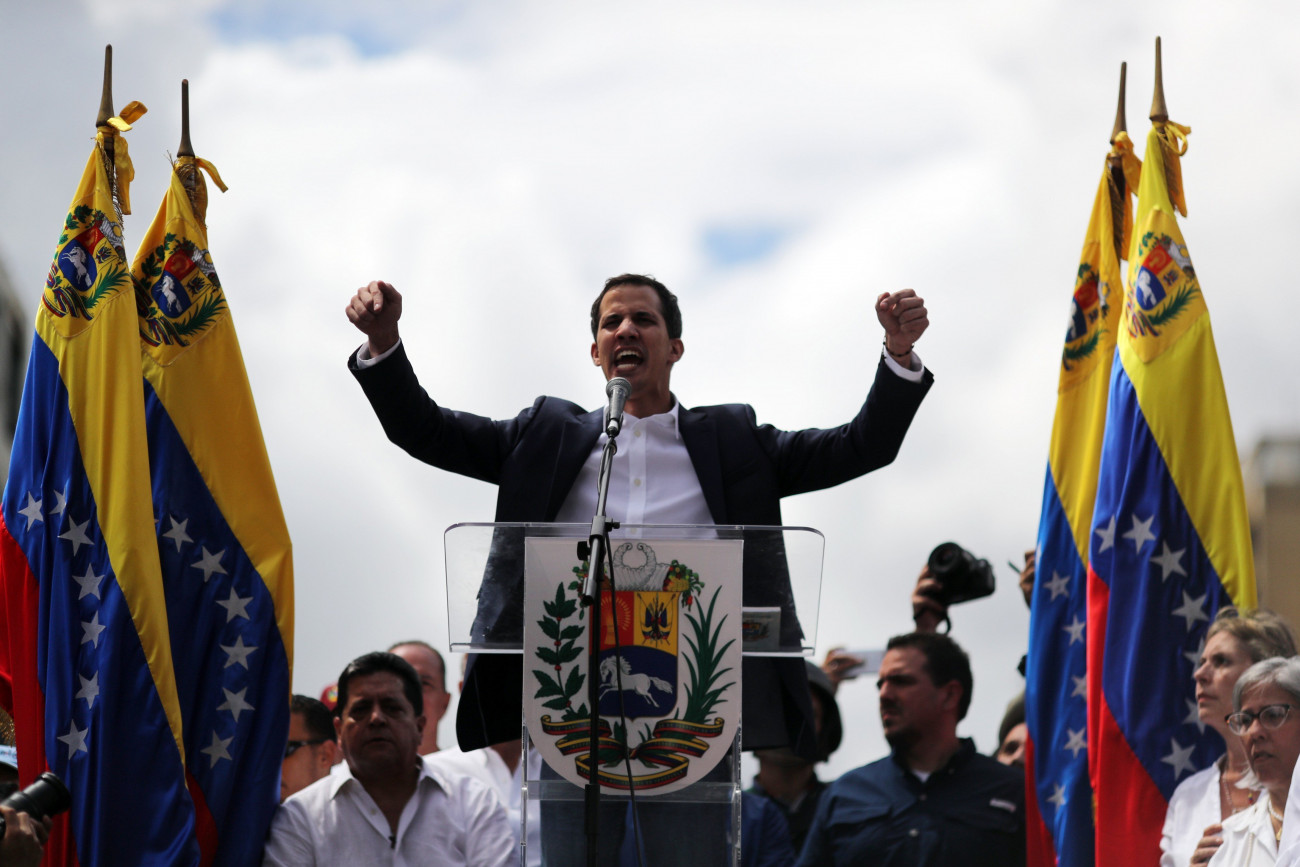 Caracas, 2019. január 23.
Juan Guaidó, a venezuelai ellenzéki többségű parlament elnöke támogatóihoz beszél, miután ideiglenes elnökké nyilvánította magát a hivatalban lévő államfő, Nicolás Maduro elleni tüntetésen Caracasban 2019. január 23-án.
MTI/EPA/EFE/Miguel Gutiérrez