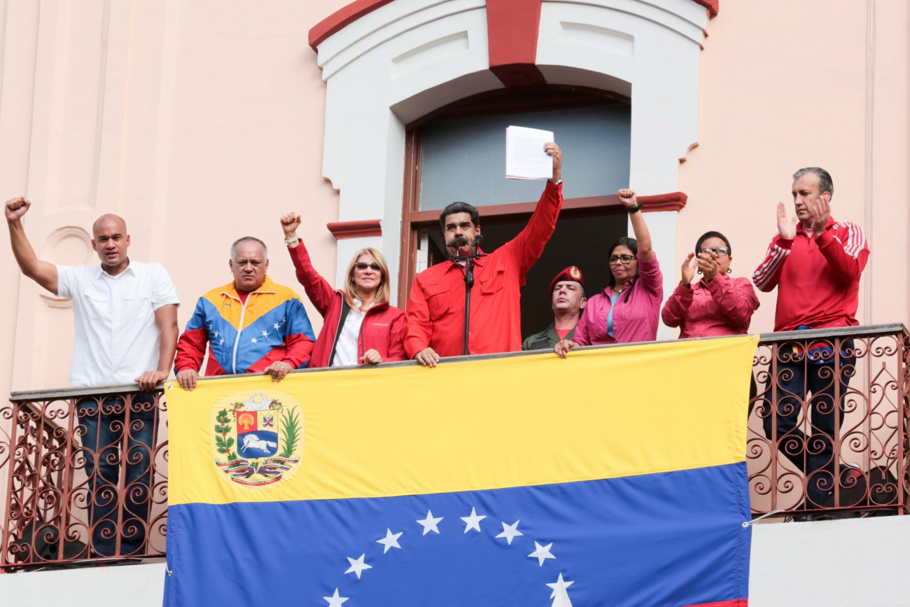 Caracas, 2019. január 24.
A Miraflores Elnöki Sajtóiroda által közreadott képen Nicolás Maduro venezuelai elnök (k) beszél támogatóihoz Caracasban 2019. január 23-án. Ezen a napon százezrek vonultak utcára Venezuela több nagyvárosában, követelve Nicolás Maduro államfő lemondását, valamint azt, hogy az ellenzéki többségű parlament elnökét, Juan Guaidót nevezzék ki elnöknek.  A kormányellenes tüntetésekben eddig legkevesebb 13-an vesztették életüket.
MTI/EPA/EFE/Miraflores Elnöki Sajtóiroda/Marcelo Garcia