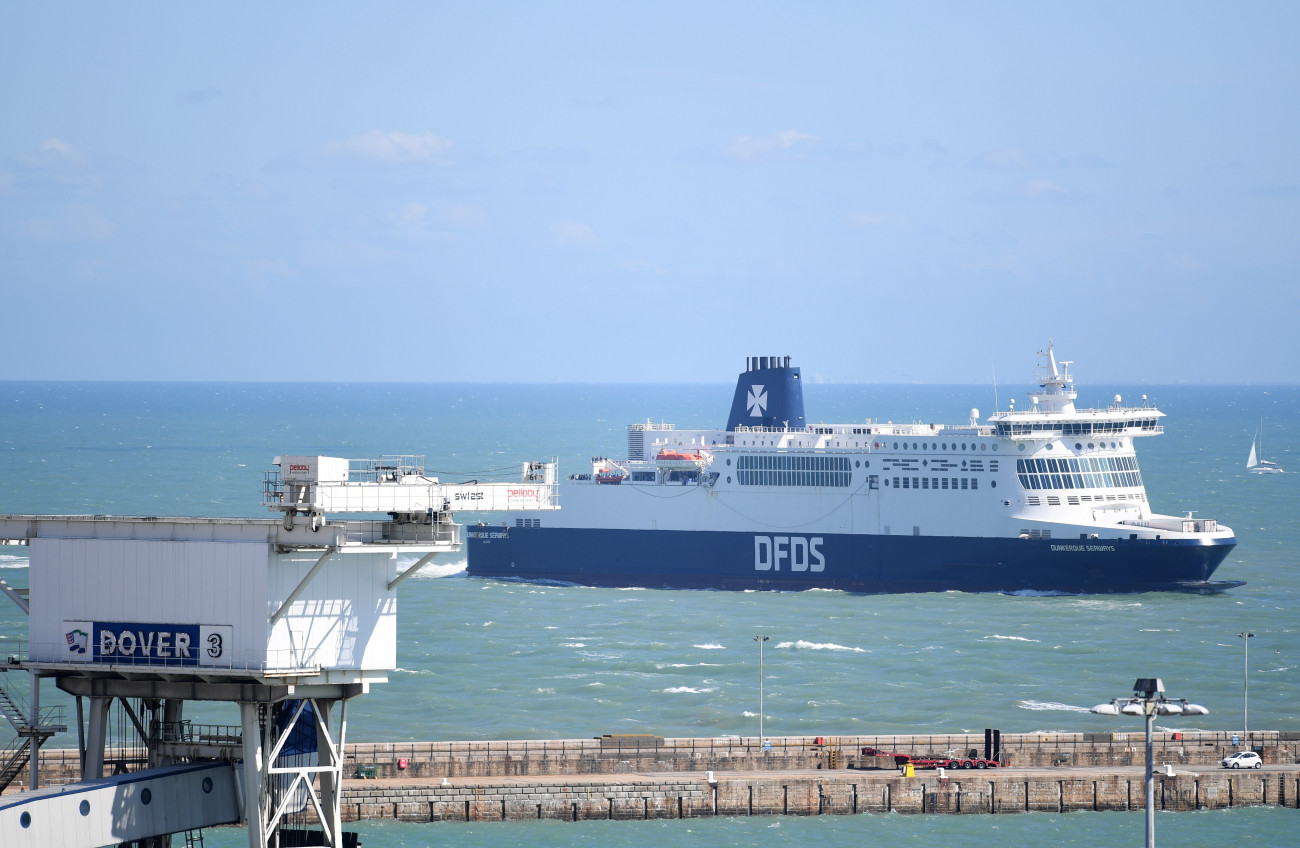 Dover, 2018. augusztus 1.
Komphajó érkezik a doveri kikötőbe 2018. július 31-én. (MTI/EPA/Facundo Arrizabalaga)