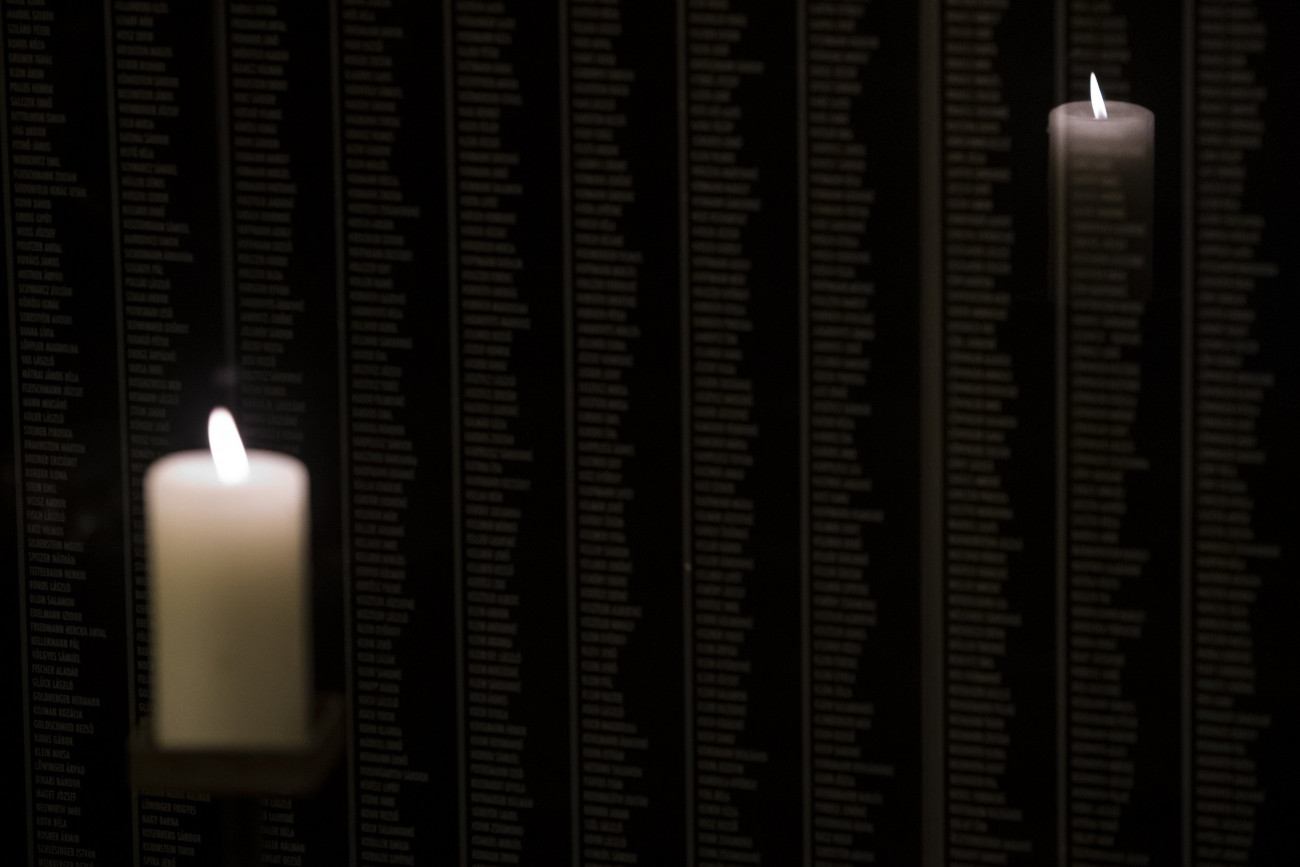 Az áldozatok emlékfala a budapesti Holokauszt Emlékközpontban, ahol megemlékezést tartottak a holokauszt nemzetközi emléknapja alkalmából 2019. január 27-én.
MTI/Mónus Márton