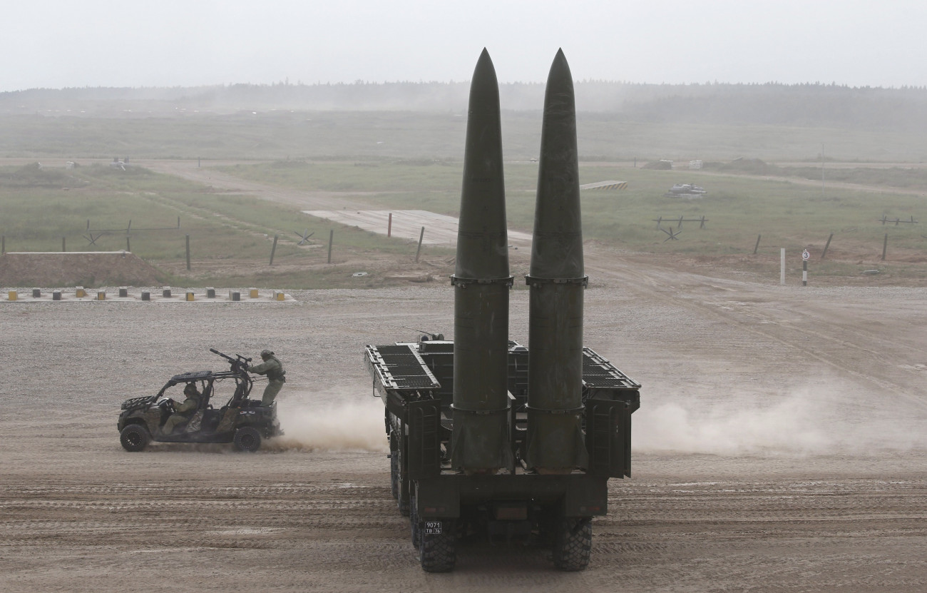 Az orosz Iszkander-m harcászati-taktikai rakétarendszer elemei a harmadszor megrendezett Nemzetközi Haditechnikai Fórumon a Moszkvai területen fekvő Alabinóban 2017. augusztus 22-én. (MTI/EPA/Jurij Kocsetkov)