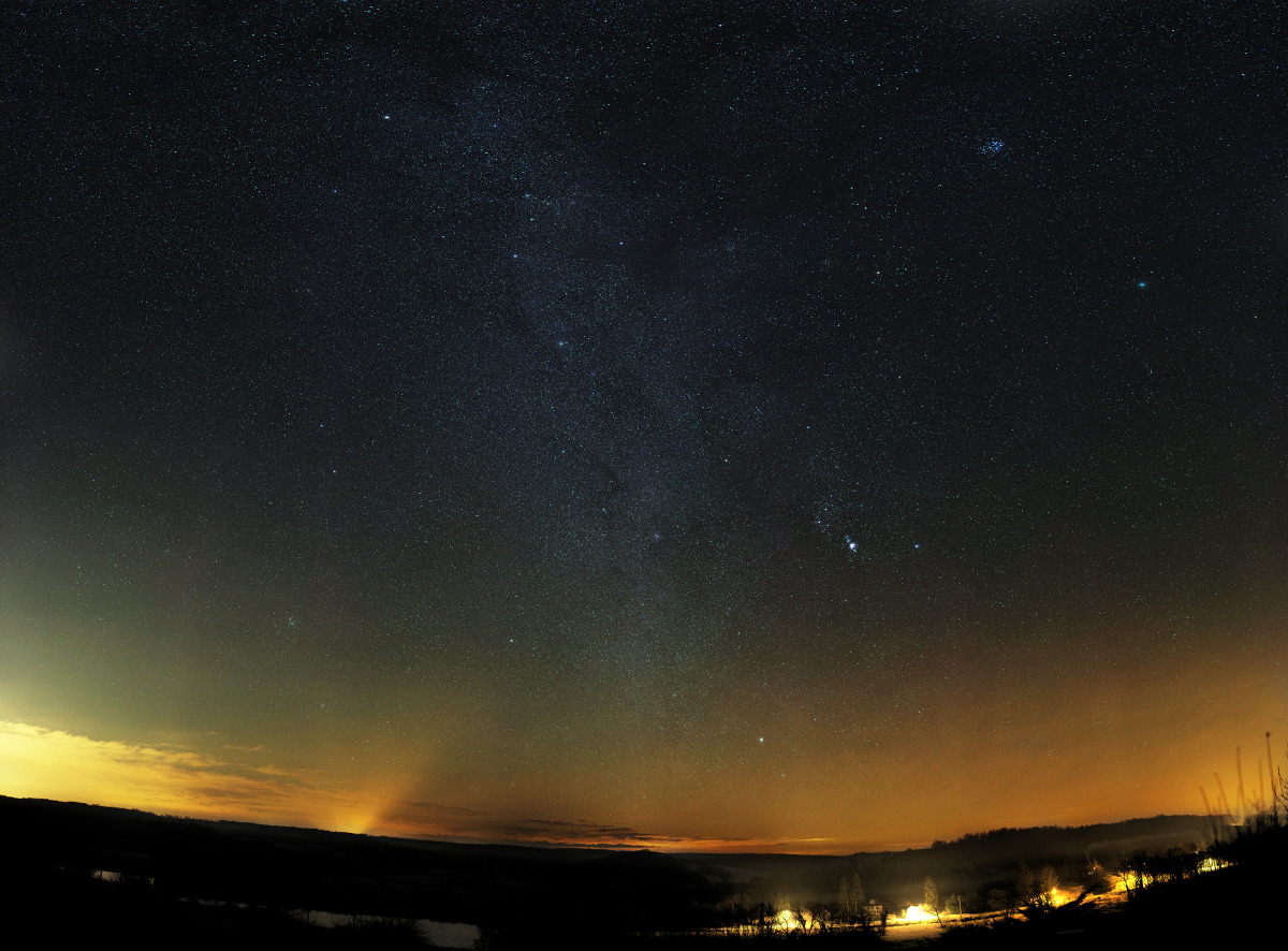 Csillagokkal teli égbolt Bárdudvarnok fölött. A fényszennyezésmentes közvilágítás hozzájárul a Zselici Csillagoségbolt-park megóvásához. A bal alsó részen Kaposvár fénykupolája, közvetlenül mellette egy szomszédos település (Szilvásszentmárton) templomának díszvilágítása okozta fénypászma látszik. A Fiastyúkcsillagkép környezetében látható a 46P/Wirtanen üstökös is. (fenyszennyezes.hu/vvkl.html)