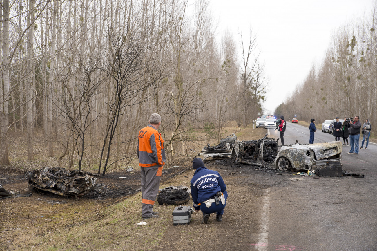 Mezőörs, 2019. március 10.
Rendőrségi helyszínelés a 81-es úton Mezőörsnél, ahol kiégett két személygépkocsi, miután frontálisan ütköztek 2019. március 10-én. A balesetben hét ember, köztük két gyermek életét vesztette.
MTI/Krizsán Csaba