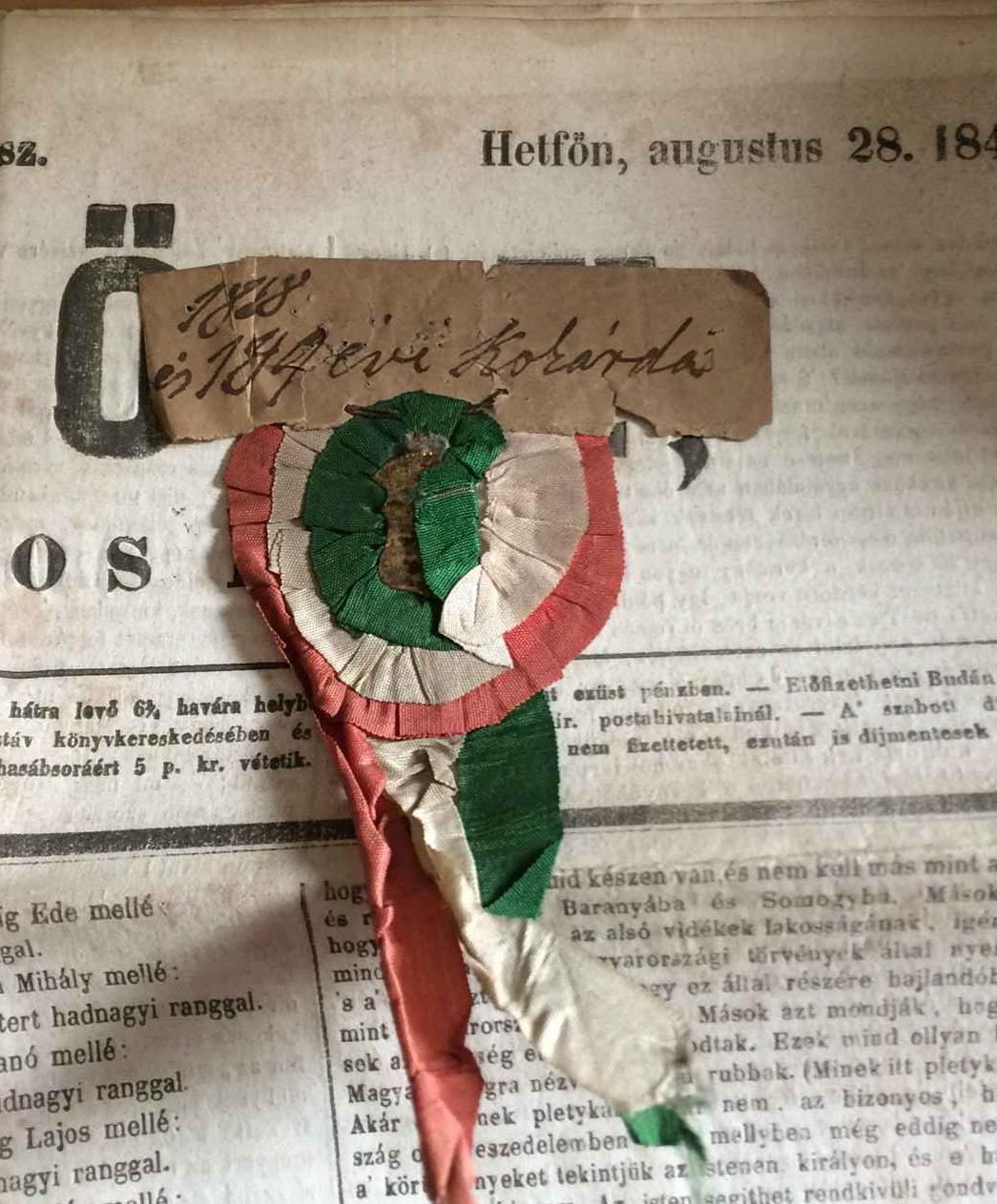1848-ból származó, magyar nemzeti hagyományt teremtő korabeli pántlikás szalagrózsa
