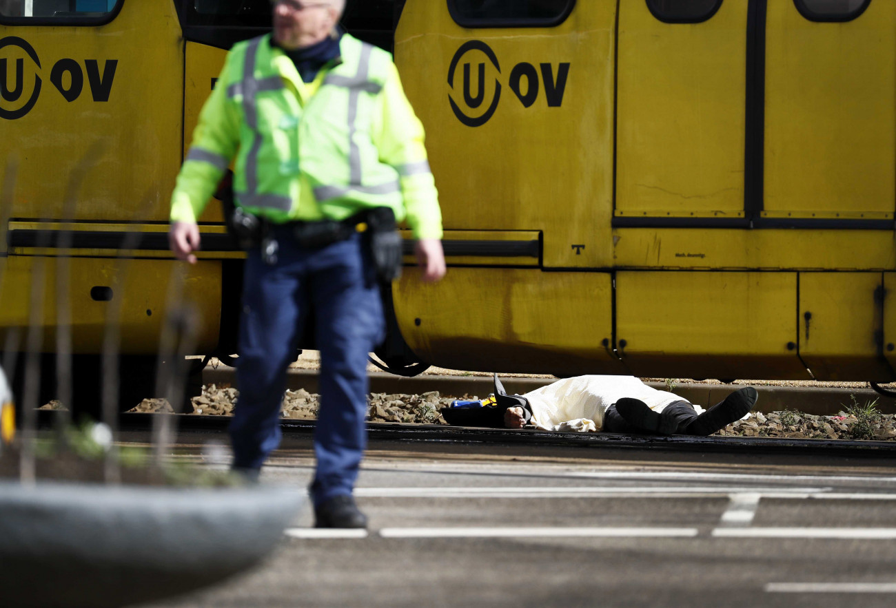 Utrecht, 2019. március 18.
Az Utrecht belvárosában elkövetett lövöldözés áldozatának letakart holtteste a helyszínen 2019. március 18-án. A rendőrség szerint az elkövető még szabadlábon van.
MTI/EPA/ANP/Robin Van Lonkhuijsen