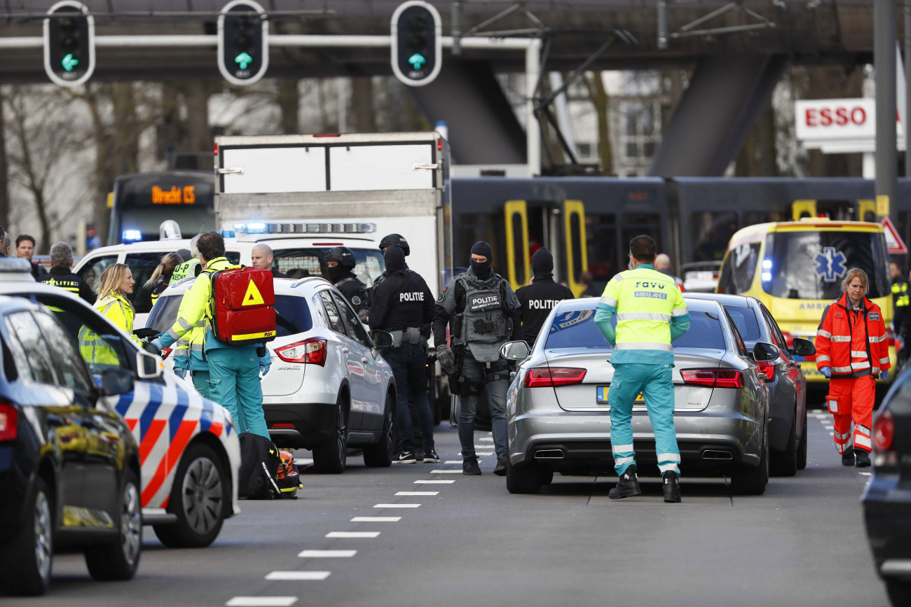 Utrecht, 2019. március 18.
Rendőrök és mentők az Utrecht belvárosában elkövetett lövöldözés helyszínén 2019. március 18-án. A rendőrség szerint a lövöldözésben többen megsebesültek.
MTI/EPA/ANP/Robin Van Lonkhuijsen