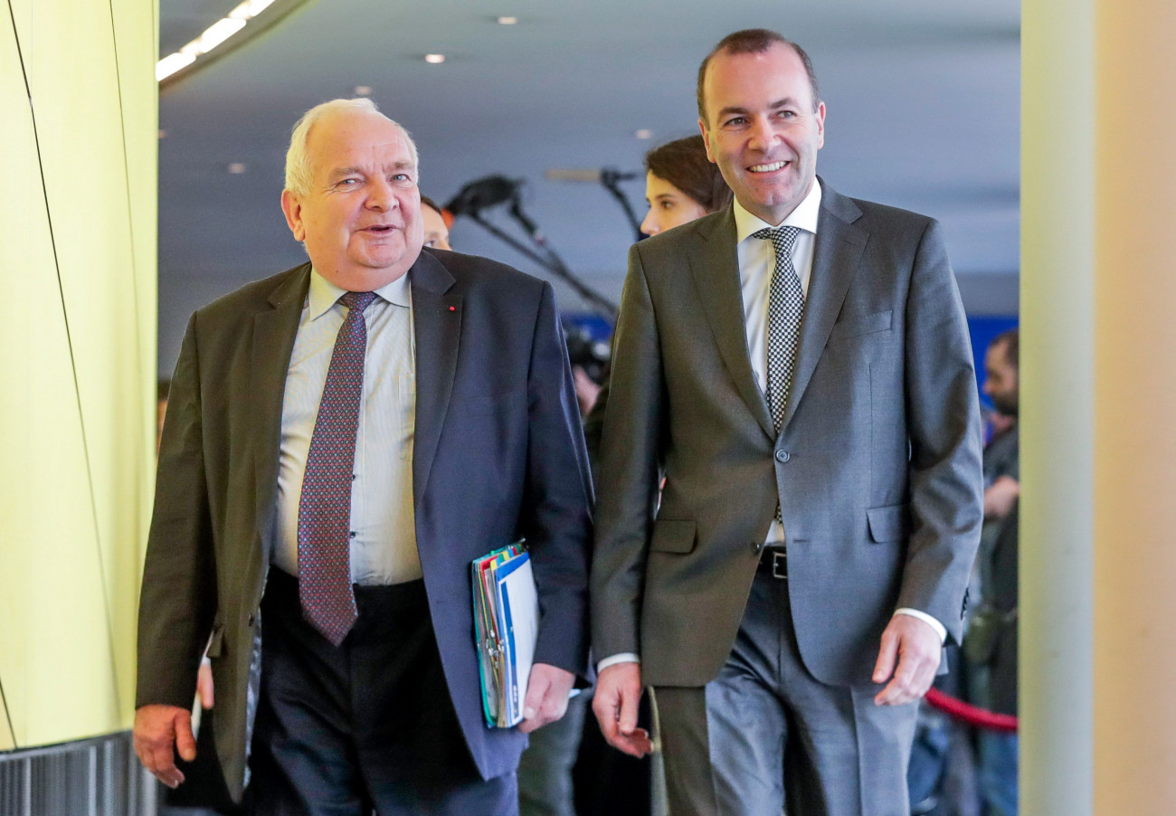 Joseph Daul, az Európai Néppárt (EPP) elnöke (b) és Manfred Weber, a párt európai parlamenti frakcióvezetője és csúcsjelöltje az európai parlamenti választásokon az Európai Néppárt politikai közgyűlésére érkezik az Európai Parlament brüsszeli épületében 2019. március 20-án. A közgyűlés résztvevői arról szavaznak, tagja maradjon-e a Fidesz az Európai Néppártnak.