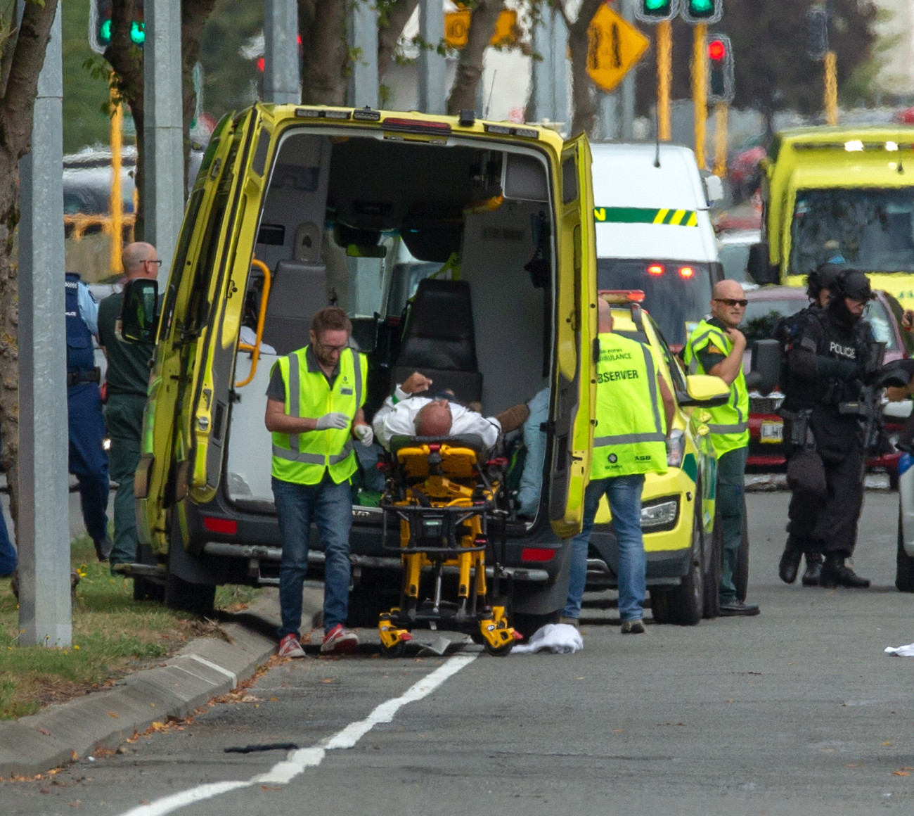 Christchurch, 2019. március 15.
Sebesültet látnak el mentősök az új-zélandi Christchurchben történt két terrortámadás egyik helyszínén 2019. március 15-én. Negyvenkilencre emelkedett a város központjában lévő Maszdzsid al-Núr és a külső kerületi Linwood mecset ellen összehangoltan elkövetett merénylet halálos áldozatainak száma. A hatóságok őrizetbe vettek három férfit és egy nőt, az egyik férfi ausztrál.
MTI/EPA/SNPA/Martin Hunter