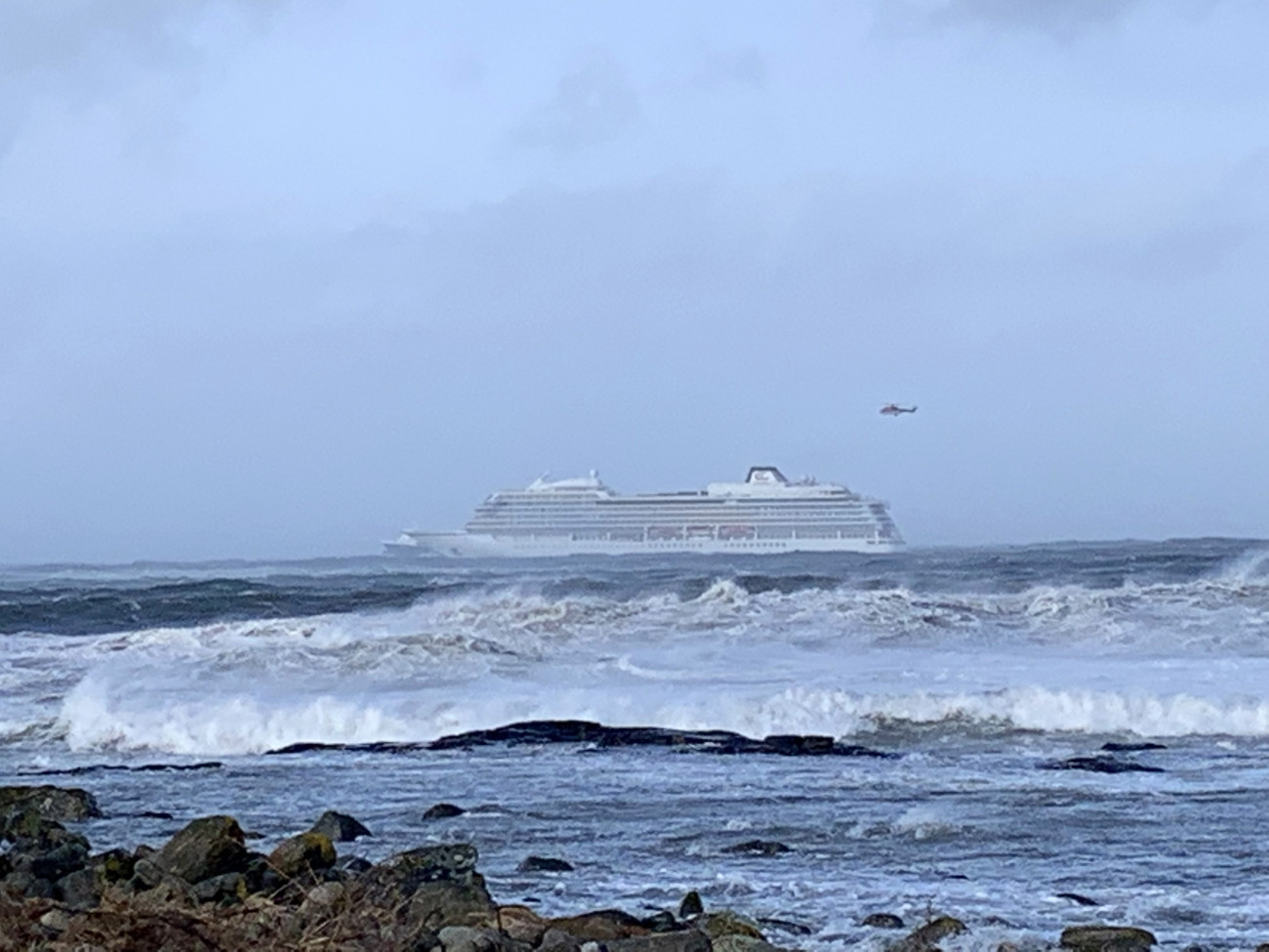 Hustadvika, 2019. március 23.
A meghibásodott hajtóművű Viking Sky nevű tengerjáró hajó irányíthatatlanul sodródik Norvégia partjai közelében, miután vészjelzést adott le 2019. március 23-án. A hajó fedélzeten tartózkodó több mint 1300 ember kimentésére mentőhajók és helikopterek indultak.
MTI/EPA/NTB SCANPIX/Frank Einar Vatne
