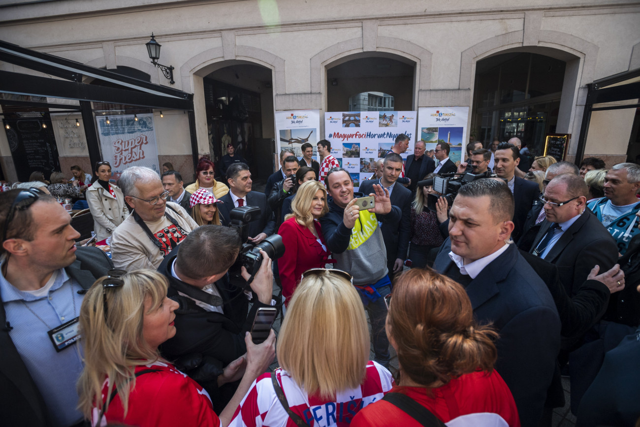 Budapest, 2019. március 24.
Kolinda Grabar-Kitarovic horvát köztársasági elnök (k) a Horvát Idegenforgalmi Hivatal Horvátországot népszerűsítő promóciós napján a belvárosi Gozsdu udvarban 2019. március 24-én.
MTI/Mónus Márton