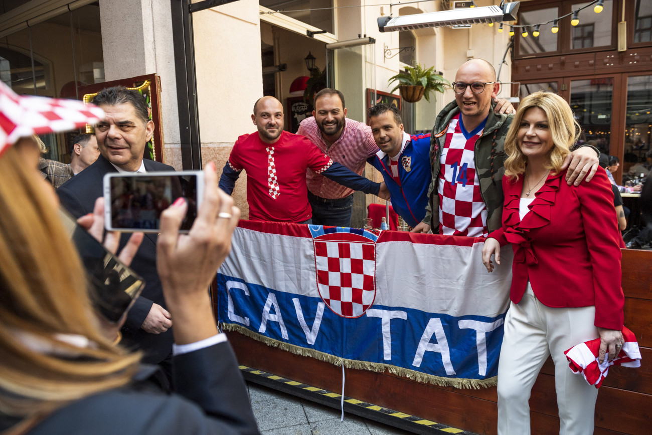 Budapest, 2019. március 24.
Kolinda Grabar-Kitarovic horvát köztársasági elnök (j) a Horvát Idegenforgalmi Hivatal Horvátországot népszerűsítő promóciós napján a belvárosi Gozsdu udvarban 2019. március 24-én.
MTI/Mónus Márton