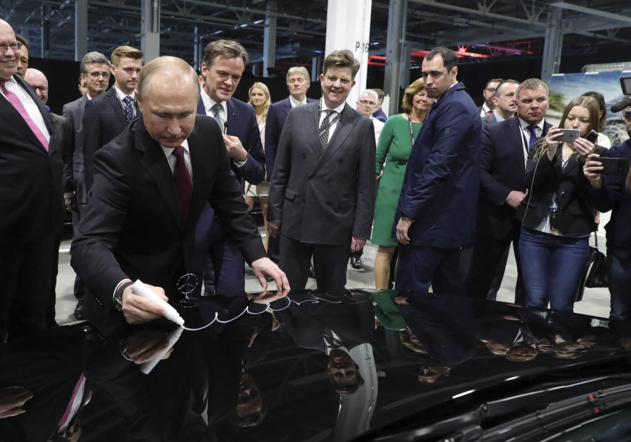 Moszkva, 2019. április 3.
Vlagyimir Putyin orosz elnök aláírja egy új autó motorháztetejét a Mercedes új gyárának ünnepélyes megnyitóján a Moszkvától északnyugatra található ipari parkban 2019. április 3-án.
MTI/EPA/Pool/Szputnyik/Mihail Klimentyev