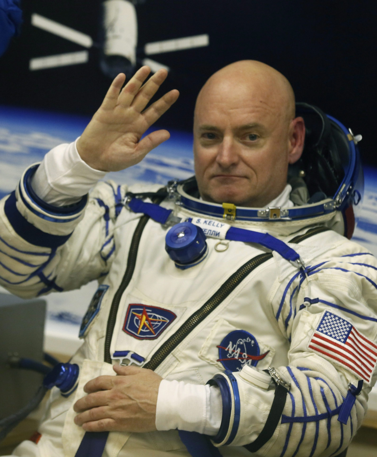 Bajkonur, 2015. március 27.
Scott Kelly amerikai űrhajós integet, mielőtt Gennagyij Padalka és Mihail Kornyijenko orosz űrhajósokkal beszállna a Szojuz TMA-16M űrhajóba a bajkonuri űrközpontban 2015. március 27-én, nem sokkal a tervezett start előtt. (MTI/EPA/Szergej Ilnyickij)