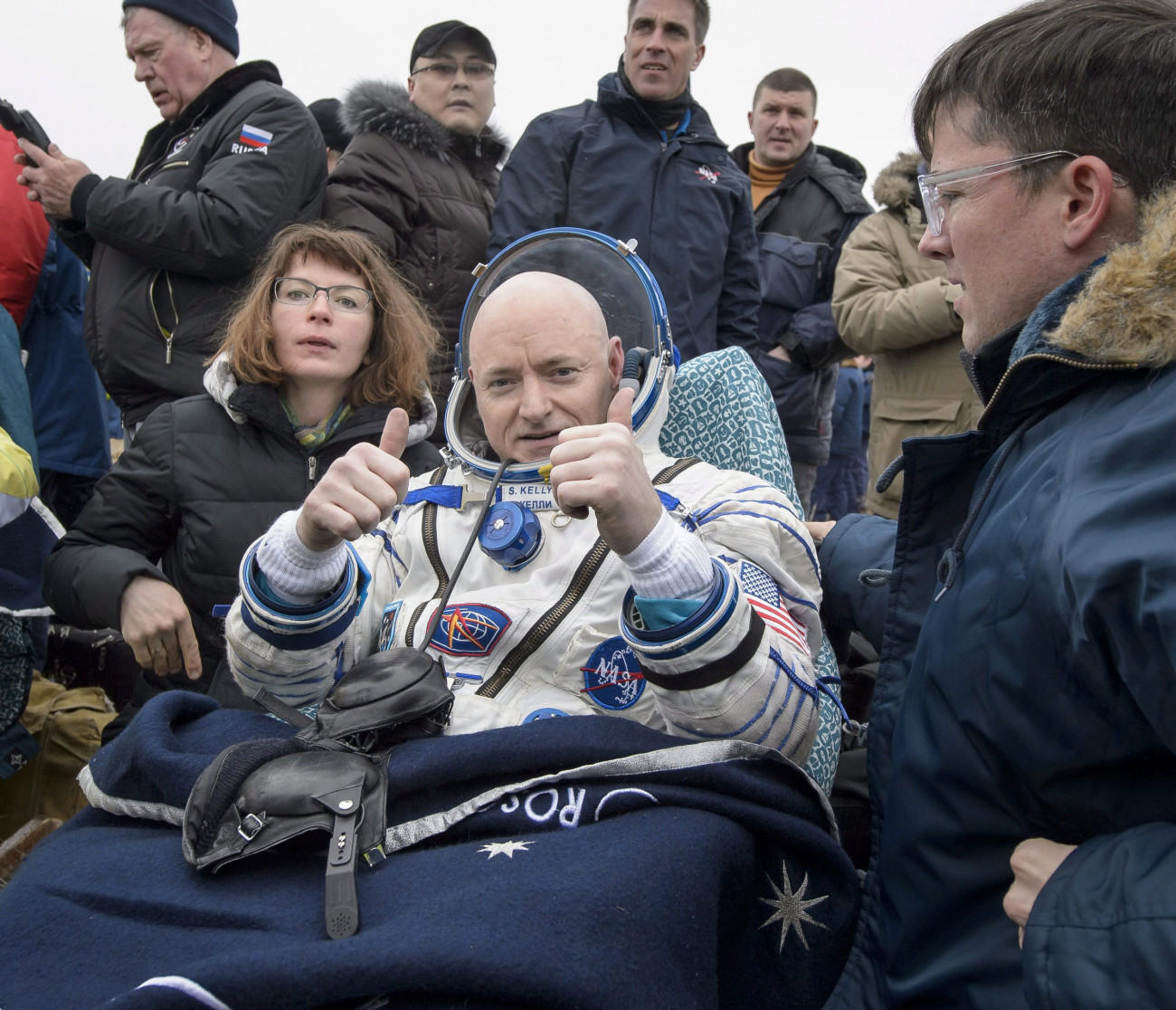 Dzsezkazgan, 2016. március 2.
Scott Kelly amerikai űrhajós, miután a Szojuz TMA-18M orosz űrhajó leszállóegységével földet ért a kazahsztáni Dzsezkazgan térségében 2016. március 2-án. Kelly és Mihail Kornyijenko orosz űrhajós egyévi űrbéli tartózkodás után, harmadik társuk, Szergej Volkov orosz asztronauta hat hónap után tért vissza a Nemzetközi Űrállomásról. (MTI/EPA/NASA/Bill Ingals)