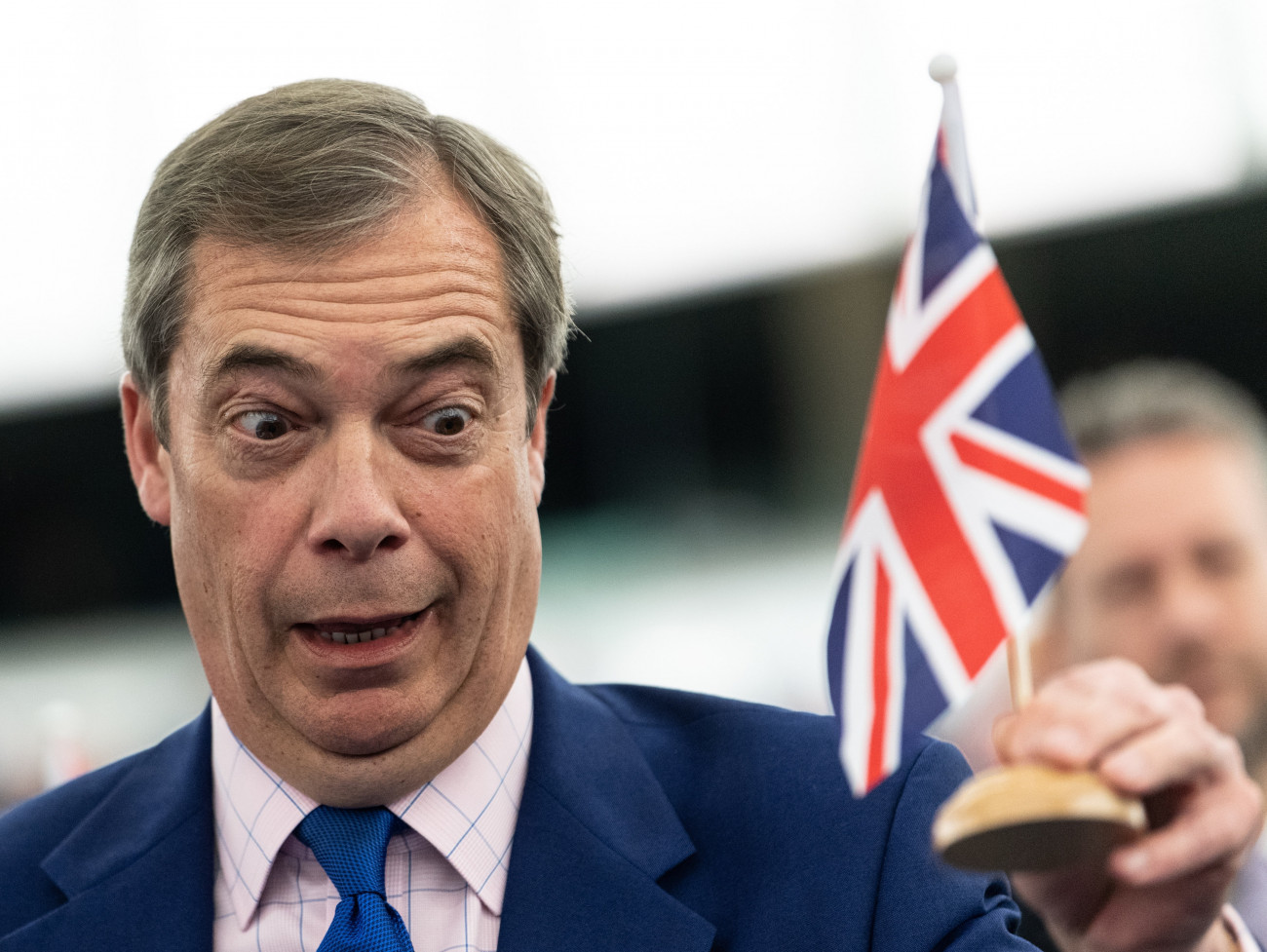 Nigel Farage brit európai parlamenti képviselő, a Szabadság és Közvetlen Demokrácia Európája euroszkeptikus képviselőcsoport vezetője hazája apró zászlaját tartja a Brexitről tartott vitán az uniós testület strasbourgi üléstermében 2019. március 13-án. Az Egyesült Királyság a tervek szerint március 29-én lép ki az Európai Unióból.
MTI/EPA/Patrick Seeger