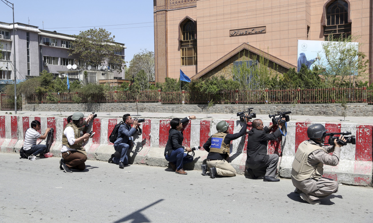 Kabul, 2019. április 20.
Afgán riporterek fedezék mögül tudósítanak az eseményekről a kabuli távközlési minisztérium előtt, mert a minisztérium területén a biztonsági erők tagjai  tűzharcot vívnak fegyveres lázadókkal 2019. április 20-án. A harcok közben robbanás rázta meg a minisztériumot a belügyi szóvivő szerint.
MTI/AP/Rahmat Gul