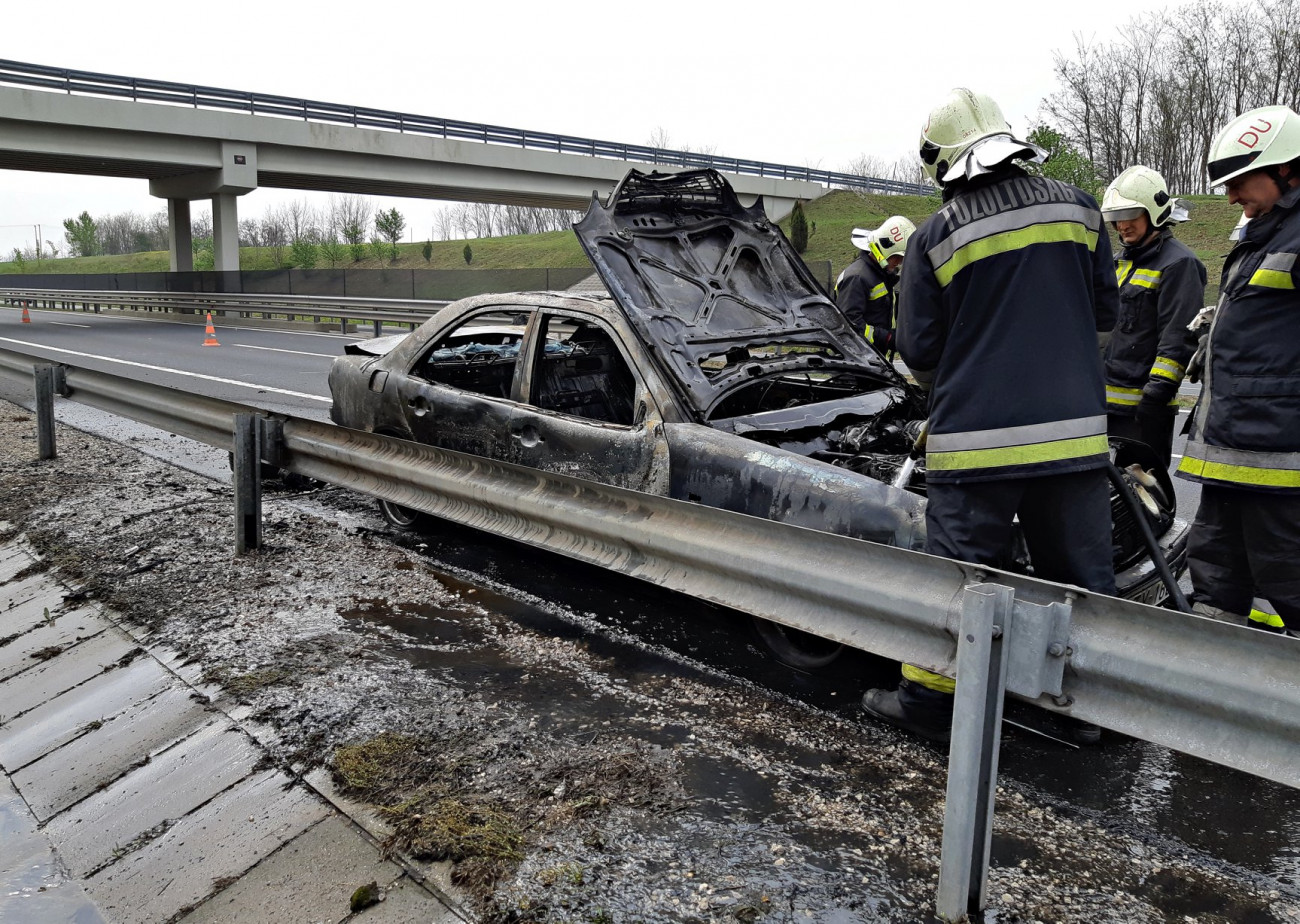 Menet közben gyulladt ki egy személygépkocsi a napokban az M6-os autópályán, a kulcsi lehajtó közelében. A sofőr a füstöt észlelve megállt a leállósávban, és az utasával együtt kiszálltak az autóból. A lángoló autót a dunaújvárosi hivatásos tűzoltók oltották el. 
A tűzben a gépkocsi teljesen kiégett.

Fotó: Dunaújvárosi Hivatásos Tűzoltó-parancsnokság
