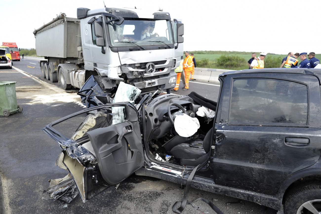 Dunakeszi, 2019. május 2.
Összeroncsolódott személyautó és kamion az M2-es autóúton, Dunakeszi térségében 2019. május 2-án. A két jármű frontálisan ütközött az autóút 26-os kilométerénél, a balesetben az autó egyik utasa meghalt.
MTI/Mihádák Zoltán