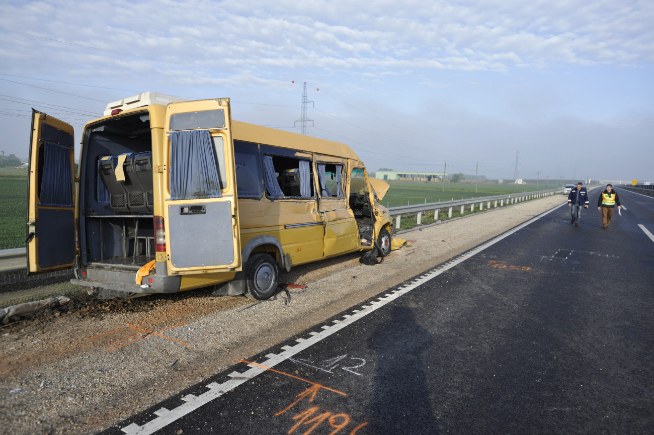 Így nézett ki a kisbusz a baleset után. MTI/Mihádák Zoltán