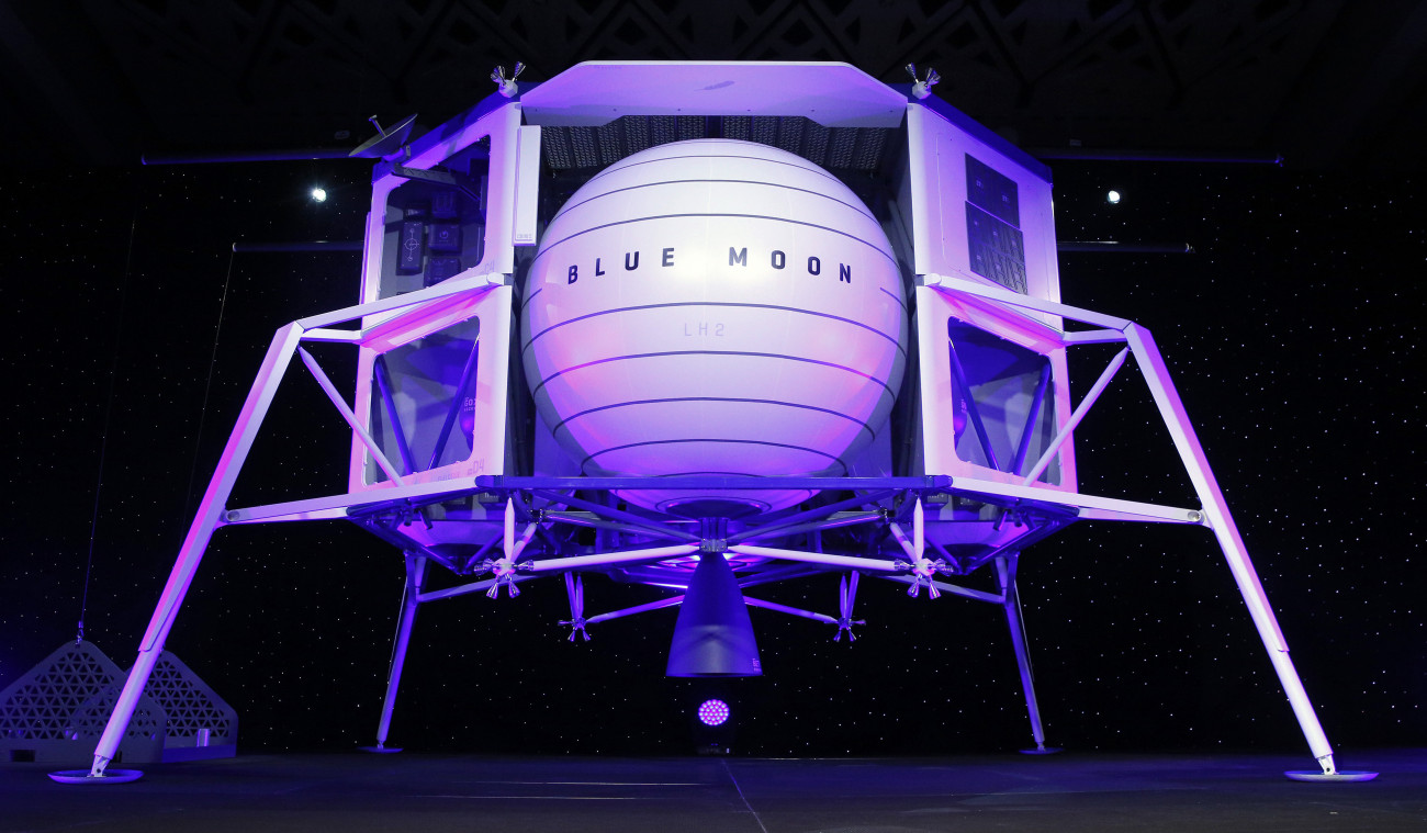Washington, 2019. május 10.
A Blue Origin nevű cég holdutazásra tervezett ember nélküli űrhajójának makettje Washingtonban 2019. május 9-én. Jeff Bezos amerikai üzletember, az Amazon alapító elnök-vezérigazgatója bejelentette, hogy cége, a Blue Origin egy kis ház méretű robotűrhajót tervez a Holdra küldeni, amely négy holdjárművet lesz képes az égitestre szállítani.
MTI/AP/Patrick Semansky