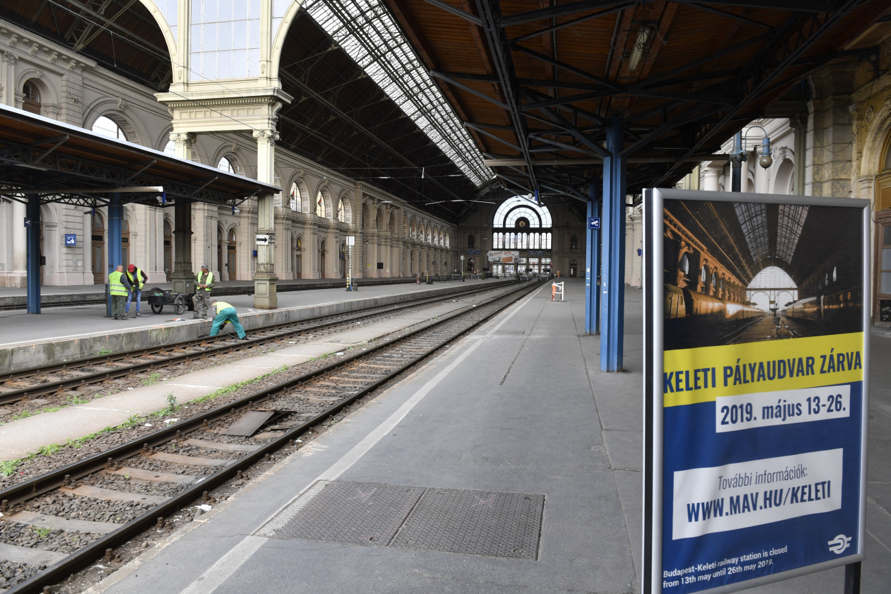 Budapest, 2019. május 13.
Üres vágányok a Keleti pályaudvaron 2019. május 13-án reggel. Ettől a napról két hétre, május 26-ig  zárva tart a Keleti pályaudvar karbantartás miatt. A lezárás idején a vonatok nem érintik a Keletit, minden járat induló- és végállomása más pályaudvarokra és állomásokra kerül át.
MTI/Máthé Zoltán