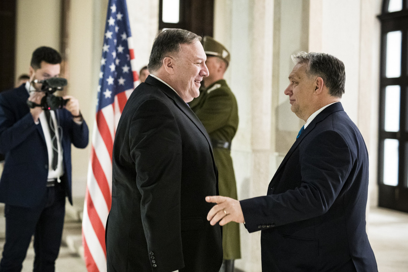 A Miniszterelnöki Sajtóiroda által közreadott képen Orbán Viktor miniszterelnök (j) fogadja Mike Pompeo amerikai külügyminisztert hivatalában, a Karmelita kolostorban 2019. február 11-én.
MTI/Miniszterelnöki Sajtóiroda/Szecsődi Balázs