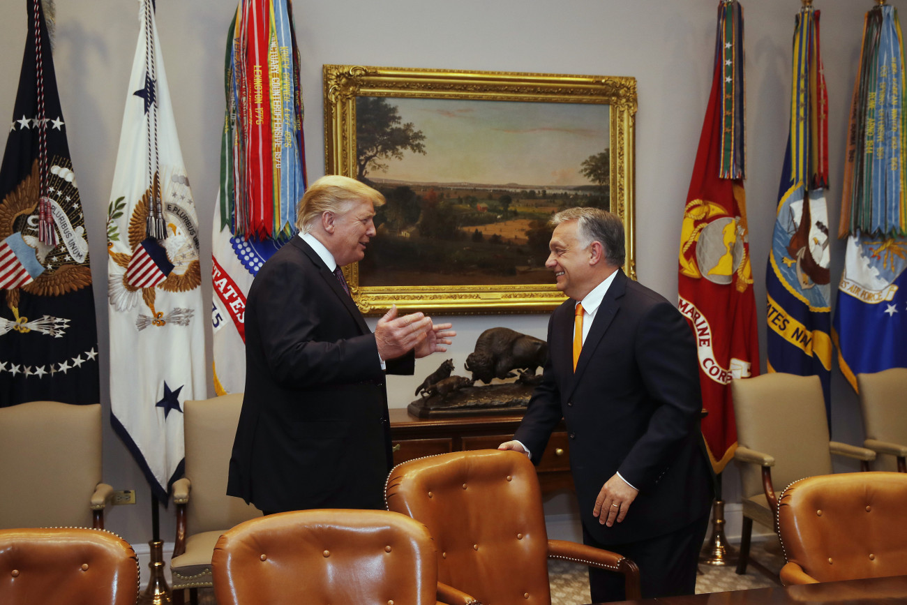 Washington, 2019. május 13.
Donald Trump amerikai elnök (b) és vendége, Orbán Viktor miniszterelnök a washingtoni Fehér Ház Roosevelt-termében, ahol a magyar kormányfő beírt az emlékkönyvbe 2019. május 13-án.
MTI/Koszticsák Szilárd