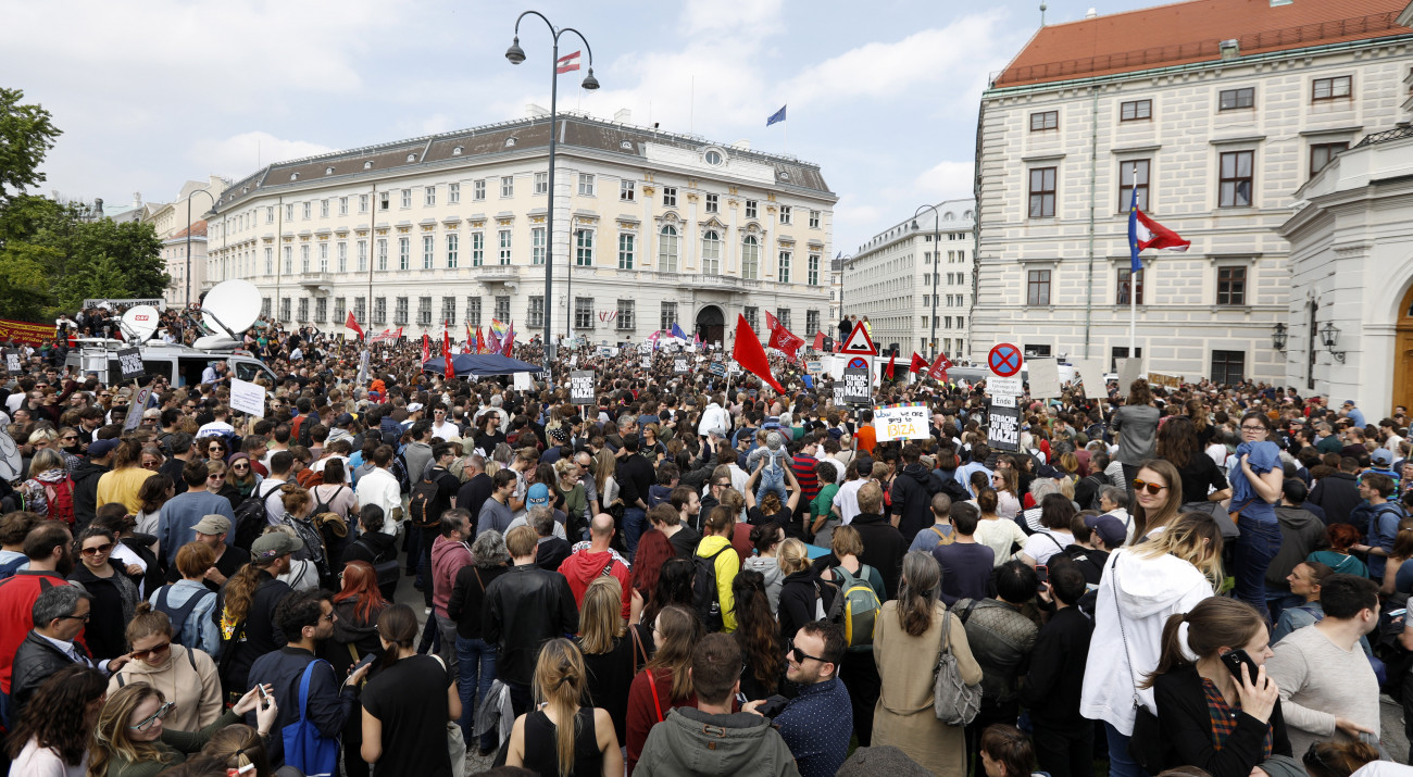 Heinz-Christian Strache osztrák alkancellár, a kormánykoalícióban részt vevő Osztrák Szabadságpárt (FPÖ) elnöke ellen tütnetnek Bécsben 2019. május 18-án. Strache az előző estén kirobbant korrupciós botrány miatt bejelentette lemondását az alkancellári és a pártelnöki tisztségről. A 49 éves politikus Norbert Hofer közlekedési, innovációs és technológiai minisztert javasolta az alkancellári posztra.