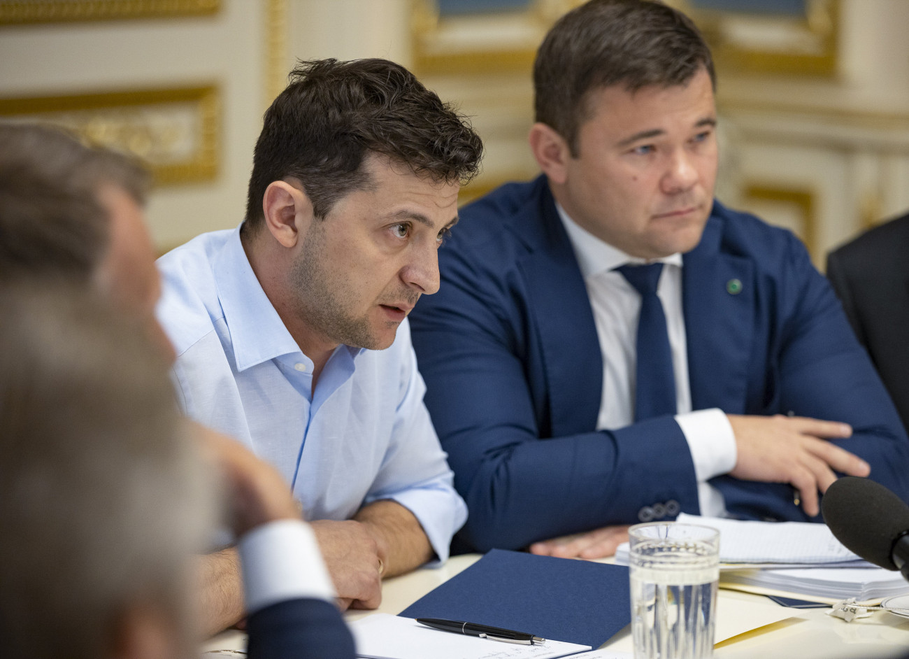 Kijev, 2019. május 21.
Az ukrán elnöki hivatal sajtószolgálatának felvételén Volodimir Zelenszkij új ukrán elnök (b) megbeszélést tart törvényhozókkal a kijevi államfői rezidencián 2019. méjus 21-én, a beiktatását követő napon. Zelenszkij elrendelte a parlament feloszlatását és előrehozott választásokat tűzött ki július 21-re, továbbá leváltotta Viktor Muzsenkót vezérkari főnököt és Ruszlan Homcsakot nevezte ki a helyére.
MTI/AP/Ukrán elnöki hivatal sajtószolgálata