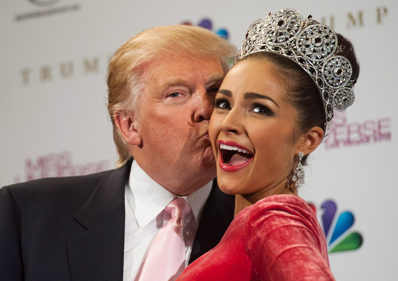 A Miss Universe Organization által közzétett képen Donald Trump amerikai üzletember, a Miss Universe egyik szervezője megpuszilja a Miss Universe nemzetközi szépségverseny győztesének választott amerikai Olivia Culpót a színpadon a Nevada állambeli Las Vegasban 2012. december 19-én. A húszéves Culpo a nyolcadik amerikai, akit megválasztottak Miss Universe-nek. (MTI/EPA/Richard Harbaugh)