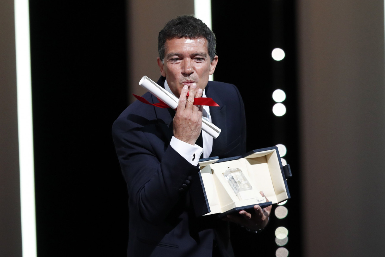 Antonio Banderas spanyol színész, miután átvette a legjobb férfi főszereplőnek járó Arany Pálmát a 72. Cannes-i Nemzetközi Filmfesztivál záróünnepségén 2019. május 25-én. Banderas a Pain And Glory című filmben nyújtott alakításával érdemelte ki az elismerést.
MTI/EPA/Guillaume Horcajuelo