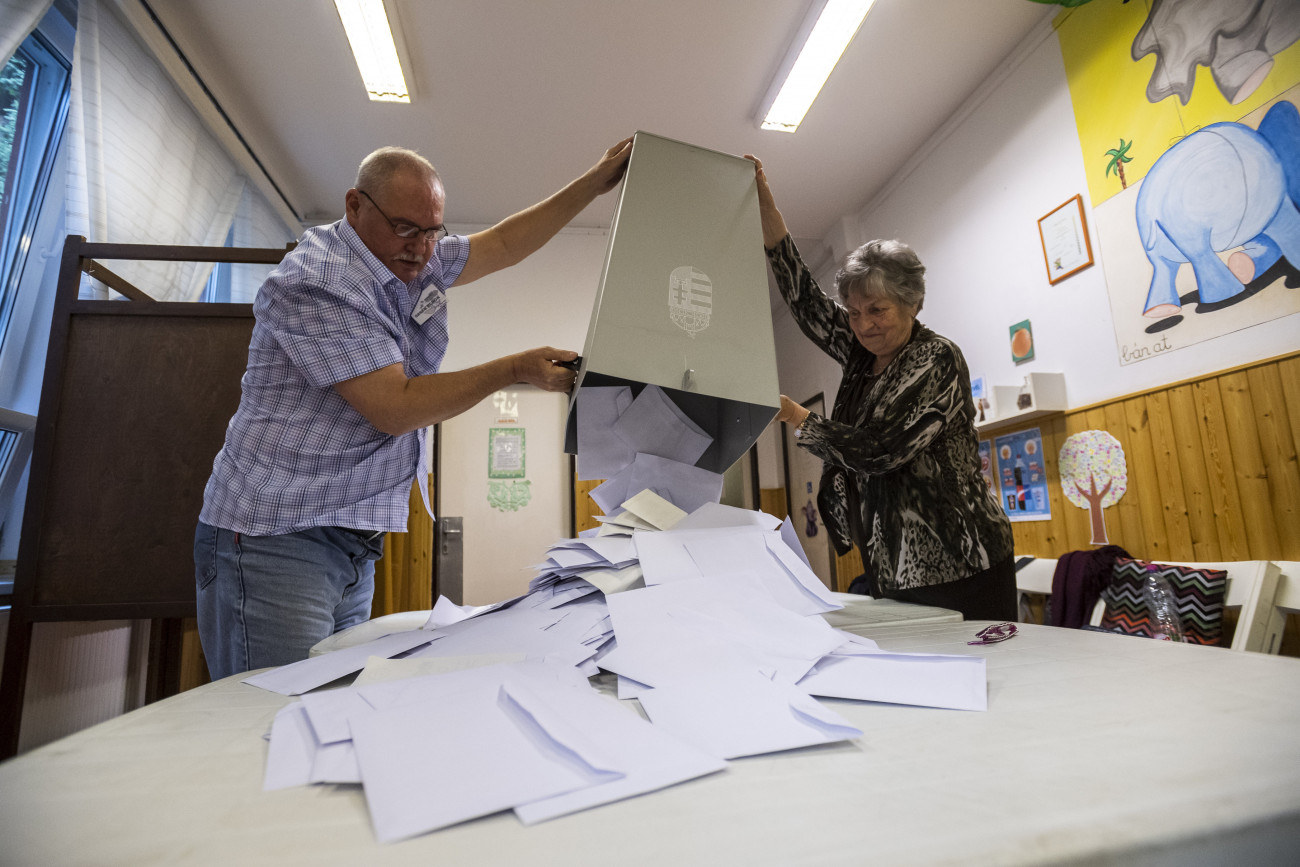 A szavazatszámláló bizottság tagjai kiürítik az urnát és megkezdik a szavazatok számlálását a szavazóhelyiség bezárása után a budapesti Narancs Óvodában kialakított szavazókörben EP-választás napján, 2019. május 26-án.
MTI/Mónus Márton