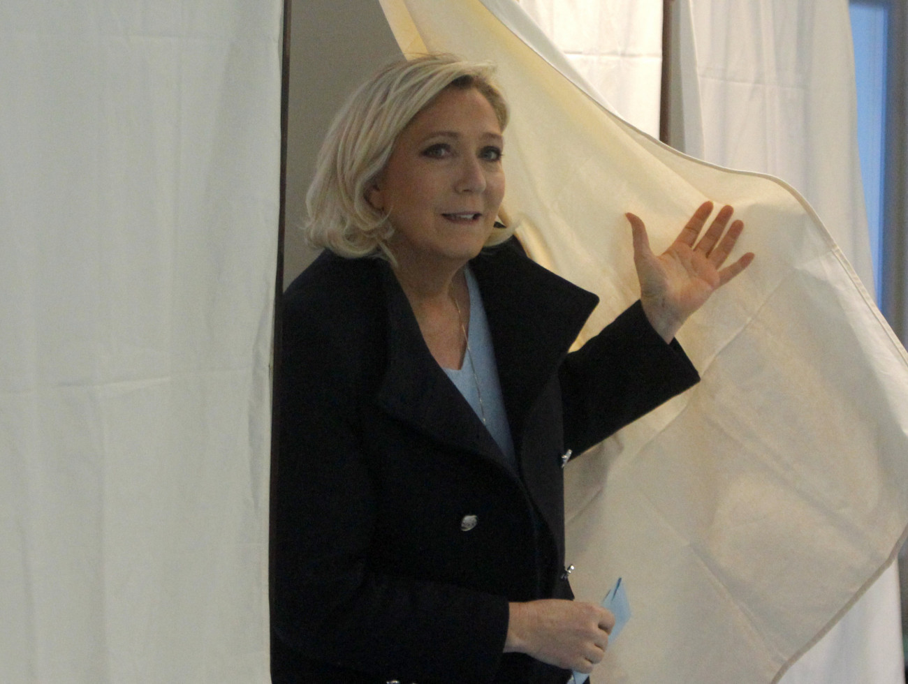 Marine Le Pen, a francia jobboldali Nemzeti Összefogás vezetője kilép egy szavazófülkéből az európai parlamenti (EP) választáson a franciaországi Henin Beaumontban 2019. május 26-án. Az Európai Unió tagországaiban május 23. és 26. között választják meg az EU törvényhozásának képviselőit.
MTI/AP/Michel Spingler