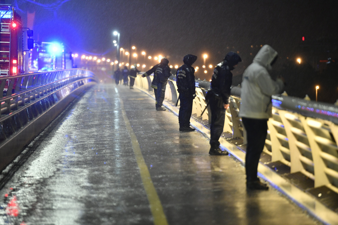 Tűzoltók és rendőrök figyelik a Dunát a Lágymányosi hídról a Parlament közelében ütközés miatt felborult és elsüllyedt Hableány rendezvényhajó utasai után kutatva 2019. május 29-én. Hárman meghaltak, amikor két hajó összeütközött, majd az egyik, a Hableány felborult és elsüllyedt.
MTI/Szigetváry Zsolt