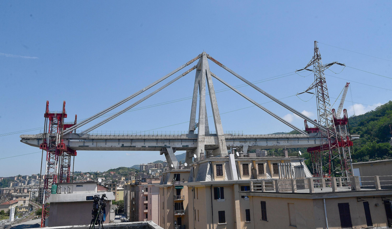 Genova, 2019. június 3.
Bontásra ítélt lakóházak a leomlott genovai Morandi-híd alatt 2019. június 3-án. Az 1967-ben emelt híd keleti része 2018. augusztus 14-én napközben omlott le, miközben 35 gépjármű haladt át rajta. A több mint egy kilométer hosszú hídból egy 200 méteres darab lezuhant. A hídomlásna negyvenhárom halálos áldozata volt, több mint 600 család elveszítette otthonát.
MTI/EPA-ANSA/Luca Zennaro