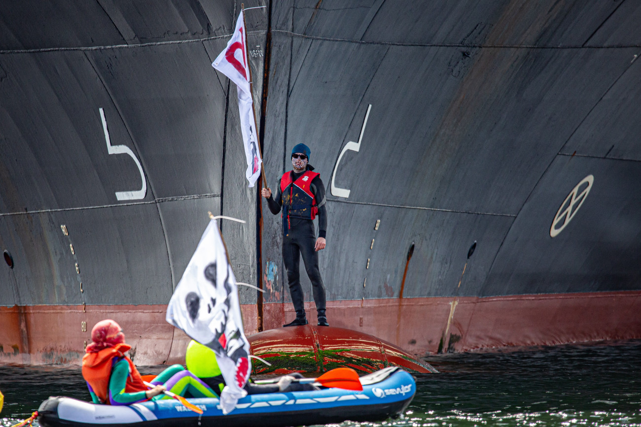 Aktivisták próbálják meggátolni, hogy a Holland America Line (HAL) brit-amerikai vegyesvállalat tulajdonában levő Zuiderdam óceánjáró kikössön Kielben 2019. június 9-én, egy nappal az után, hogy egy történelmi vitorlás hajó összeütközött egy konténerszállító hajóval és elsüllyedt Hamburg közelében.
MTI/EPA/Jonas Nolden