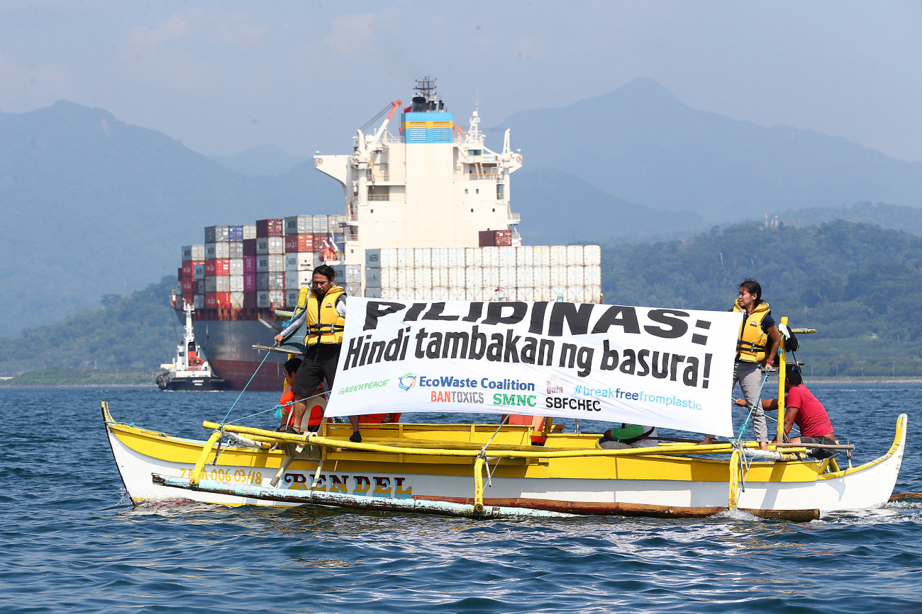 A Greenpeace felvételén a környezetvédő szervezet aktivistái A Fülöp-szigetek nem szemétdomb jelentésű transzparenst fognak a bázeli egyezmény betartását követelő tiltakozóakciójukon a Fülöp-szigeteki Olongapo kikötőváros Subic Bay dokkjába érkező MV Bavaria teherhajó előterében 2019. május 30-án. A konténerhajó másnap Kanadából származó hulladékrakománnyal indult útnak az észak-amerikai országba. A Fülöp-szigetek annak idején május 15-i határidőt szabott Kanadának a szemét hazaszállítására, ezért Rodrigo Duterte Fülöp-szigeteki elnök a késedelem miatt hazarendelte kanadai nagykövetét és elrendelte a hulladék visszaszállítását.
MTI/EPA/Greenpeace