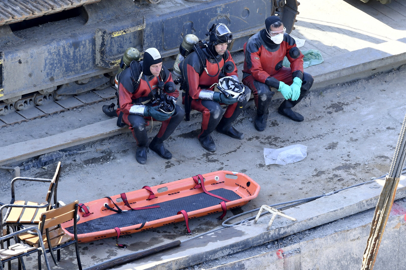A mentést végző búvárok pihennek a balesetben elsüllyedt Hableány turistahajó kiemelésekor a Margit hídnál 2019. június 11-én. A Hableány május 29-én süllyedt el a Margit hídnál, miután összeütközött a Viking Sigyn szállodahajóval. A fedélzeten 35-en utaztak, 33 dél-koreai állampolgár és a kéttagú magyar személyzet. Hét embert sikerült kimenteni, hét dél-koreai állampolgár holttestét pedig még aznap megtalálták.
MTI/MTI Fotószerkesztőség/Máthé Zoltán
