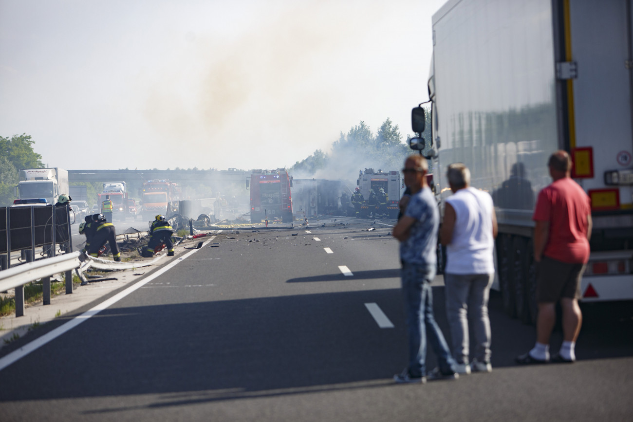 Szegerdő, 2019. június 17.
Tűzoltók dolgoznak egy kigyulladt, gyümölcsöt szállító kamion oltásán Szegerdőnél, az M7-es autópálya Budapest felé vezető oldalán 2019. június 17-én. A baleset miatt mindkét irányban lezárták az autópályát.
MTI/Varga György