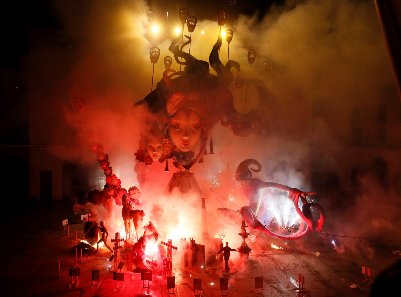 Fából és papírmaséból készített szobrokat emészt fel máglyatűz a Szent Iván-éji ünnepségen a kelet-spanyolországi Alicantében 2018. június 24-én. A csillagászati nyár kezdetét jelölő nyári napforduló utáni harmadik nap estéjén hagyományosan énekléssel, tánccal és tűzugrással űzik el a sötétséget, és köszöntik a nyárral érkező megújulást. (MTI/EPA/Manuel Lorenzo)