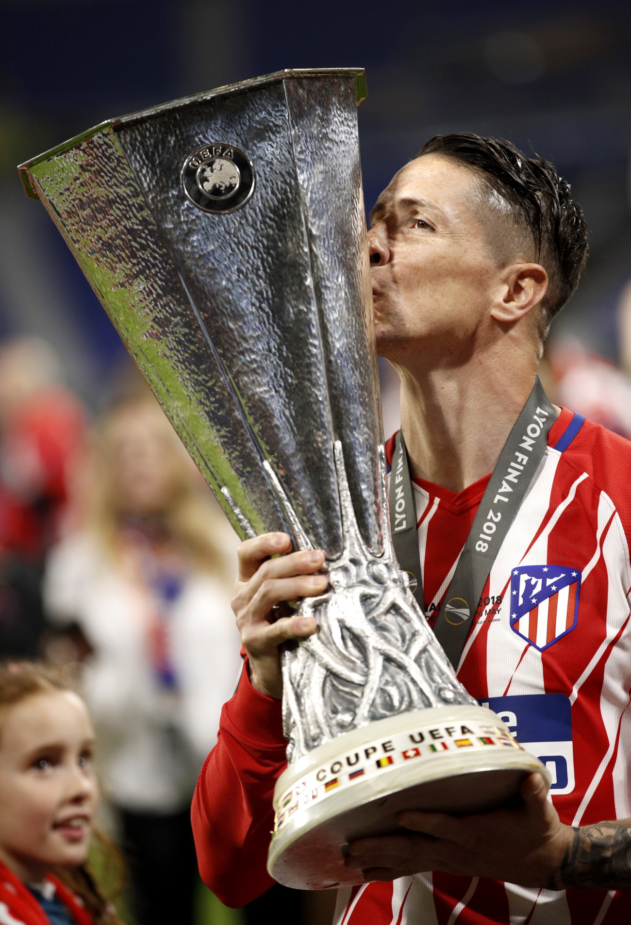 Az Atlético Madrid játékosaként az Európa Liga-trófeával 2018-ban Fotó: MTI/EPA/Yoan Valat